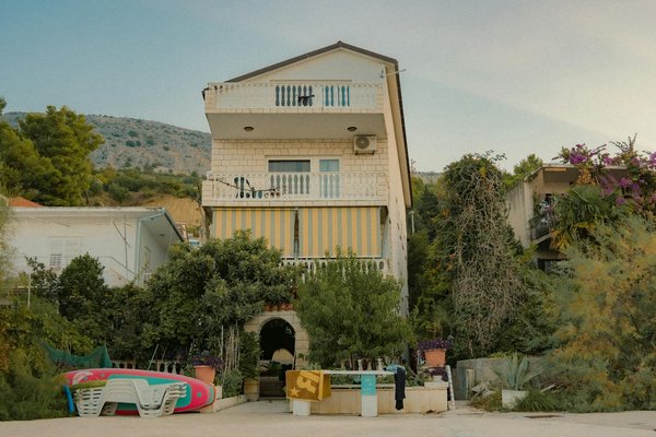 What lesser-known art galleries in the UK should art enthusiasts prioritize for a unique experience?